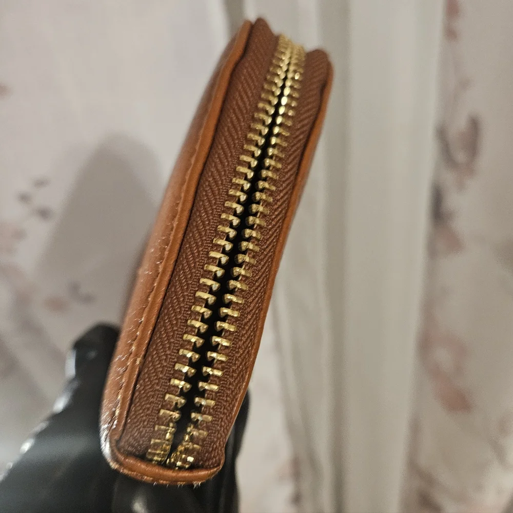 Tory Burch Leather Wallet with Gold Logo *EUC* - Picture 4 of 7